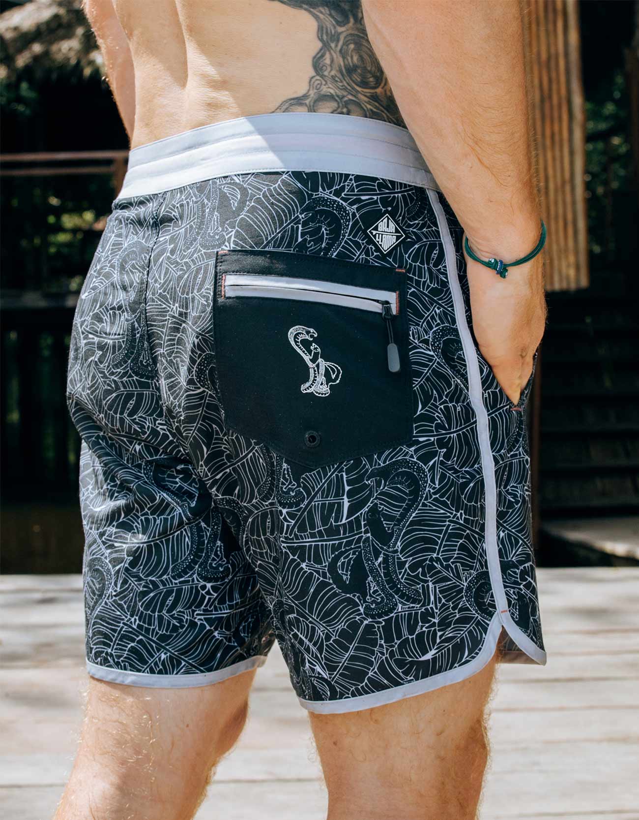 FAIR FIGHT BLACK - REMANSO 17&quot; BOARDSHORTS by Bajallama